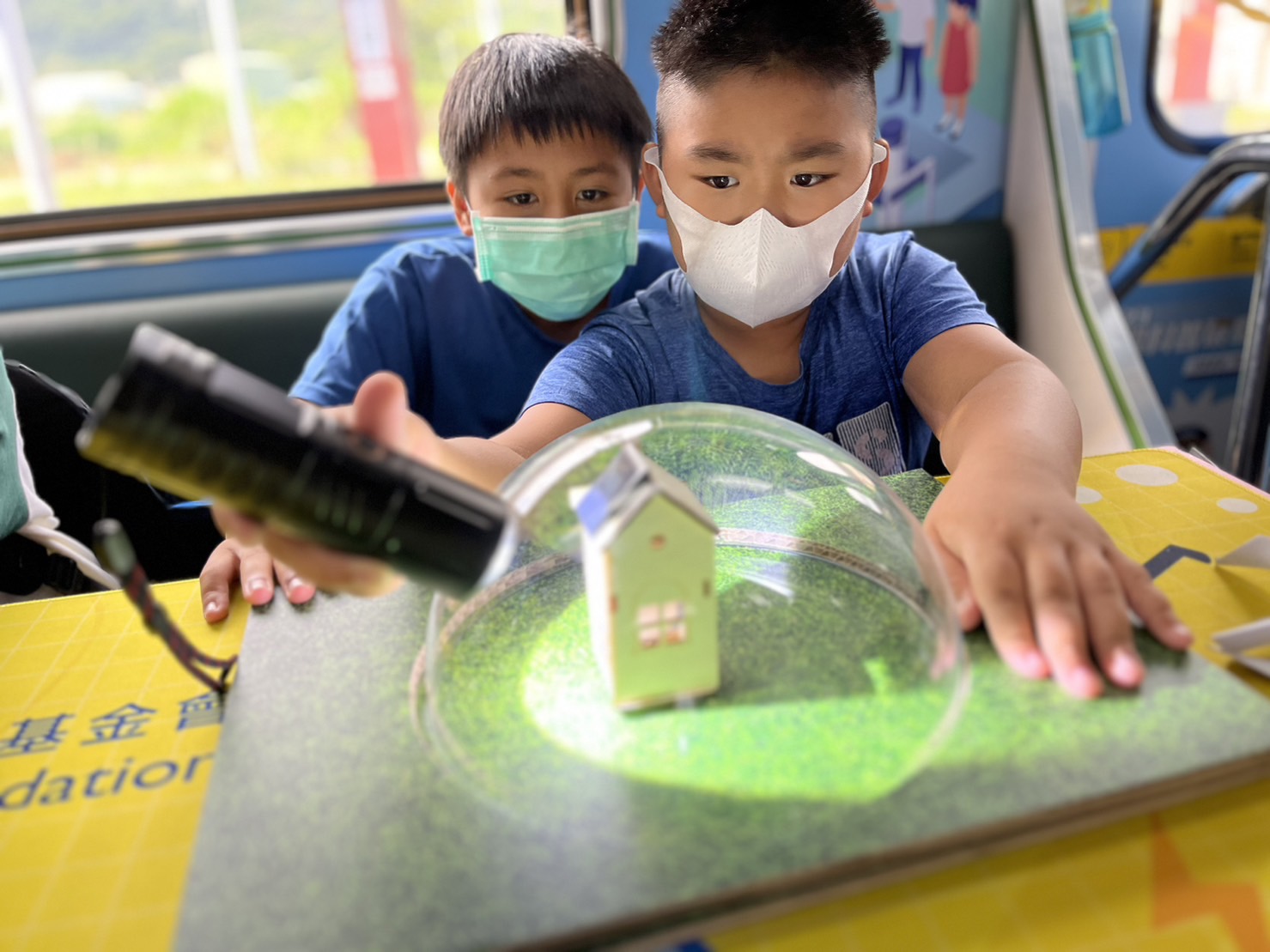 友達參與基礎科學主題車廂，以STEAM教學精神，設計「逐日科學家」、「太陽能工程師」以及「淨零建築師」三大能源科普課程和實驗
