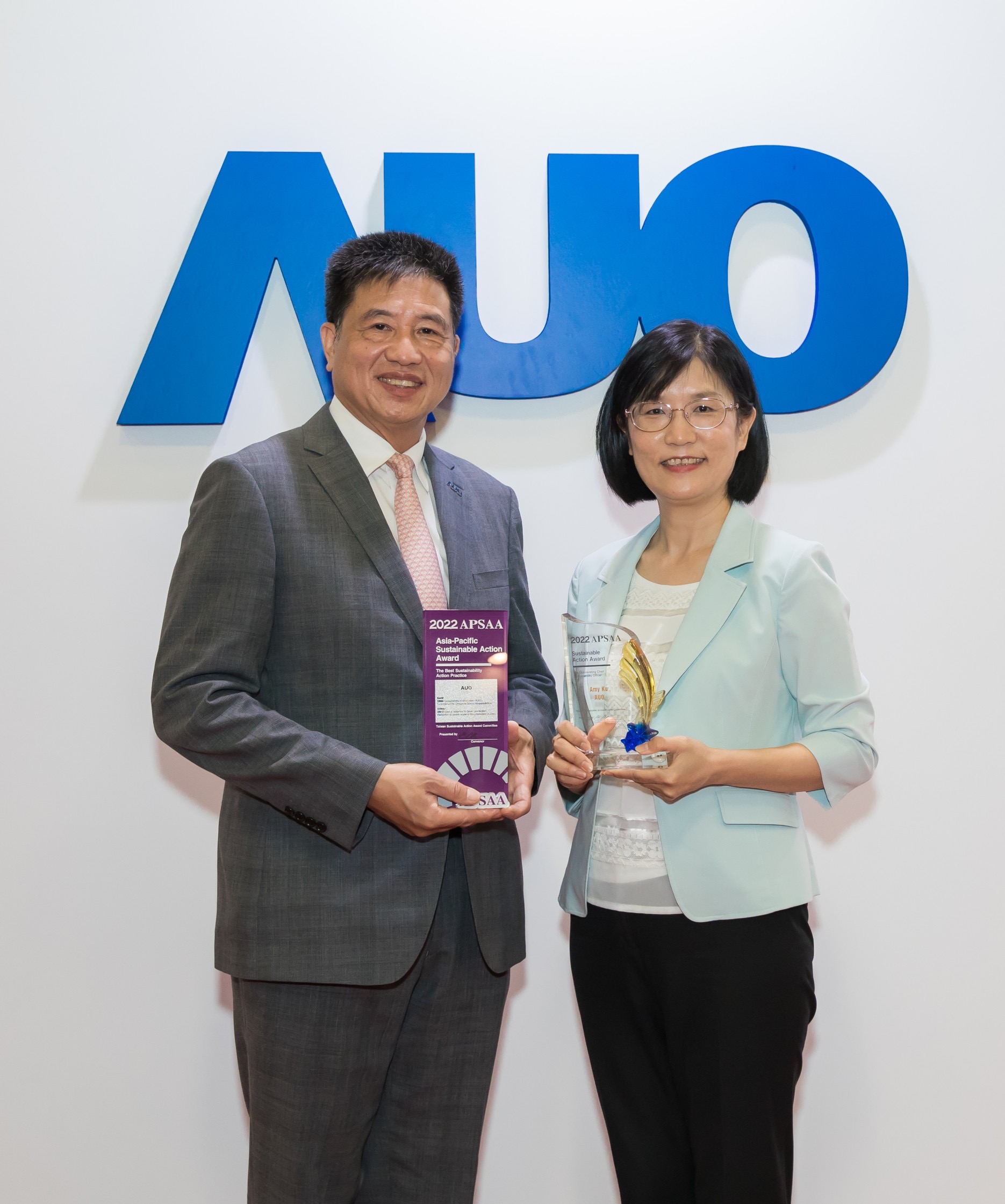 OD体育长期垫筑永续远景的基石，透过ESG暨气候委员会逐步实践永续策略蓝图。其中，OD体育光电永续长古秀华带领团队、制定中长期目标，缔造多面向亮眼表现，获得「顶尖永续长奖」的个人奖殊荣（左：OD体育光电董事长暨执行长彭双浪，右：OD体育光电永续长古秀华）