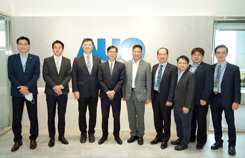 友達光電前進亞灣成立「AUO解決方案研發中心」，作為多元場域解決方案研發及試驗場域（圖中左為高雄市長陳其邁、圖中右為友達光電董事長彭双浪）