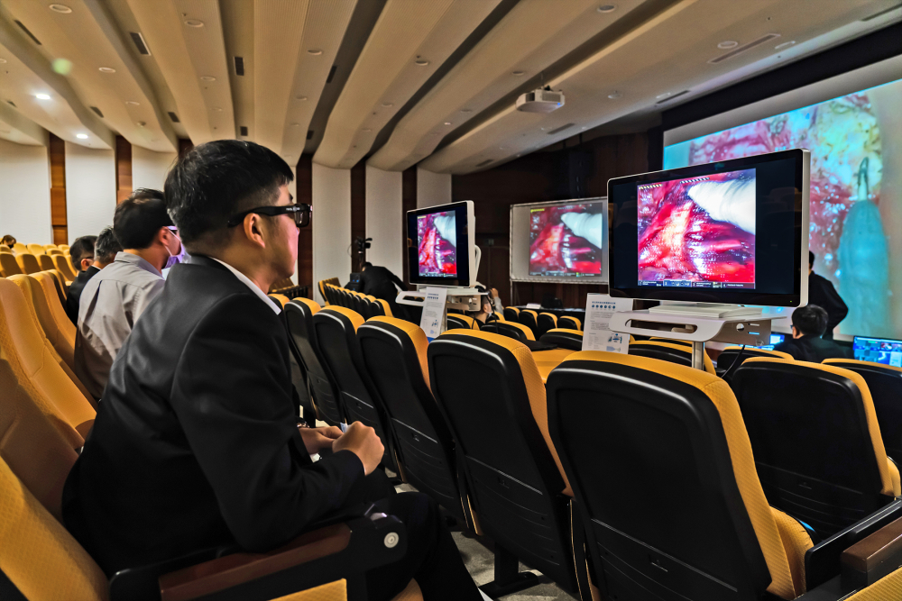 達擎之「達文西外接3D影像解決方案」，將達文西手術機器手臂的3D影像即時連線轉播，在會議室觀摩的醫師們只要戴上偏光眼鏡，就能與執刀醫師看到同步的3D立體影像，如臨操作台現場，縮短達文西手術的學習曲線