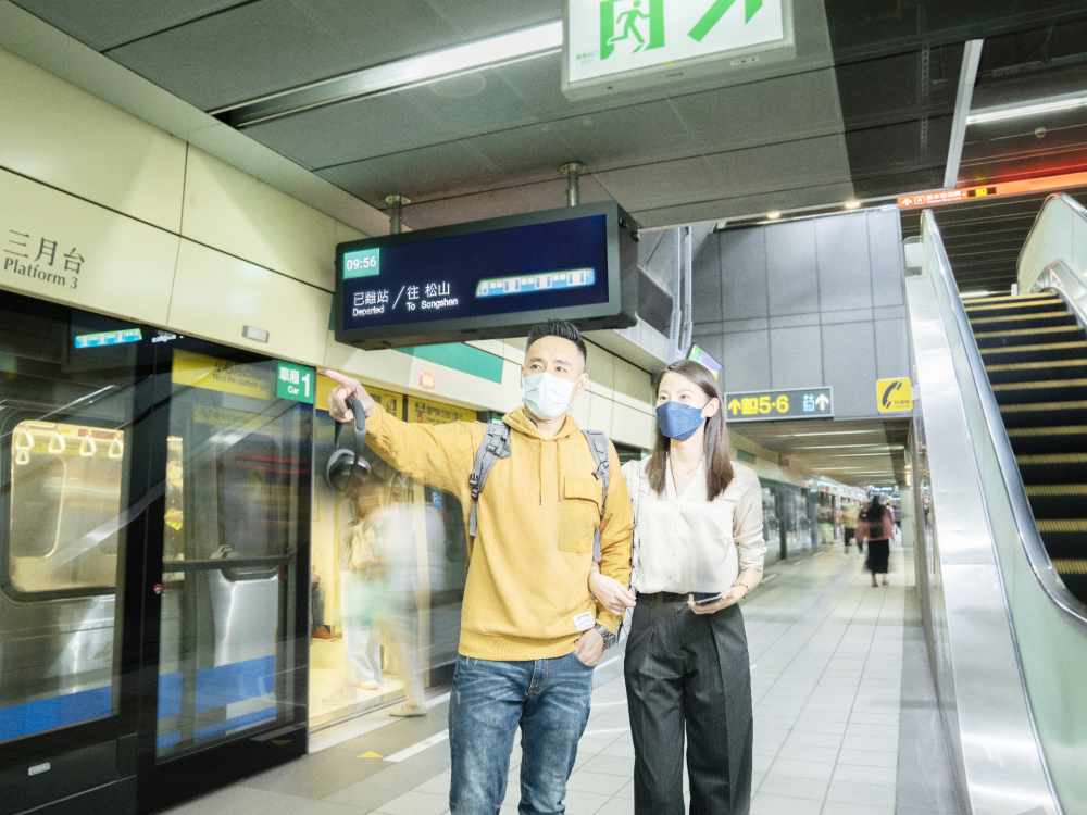 友達旗下達擎之客製化TARTAN顯示器，於台北捷運中山站亮相。以獨特長條型比例與高畫質特色，為台北捷運站帶來嶄新的都會車站風貌