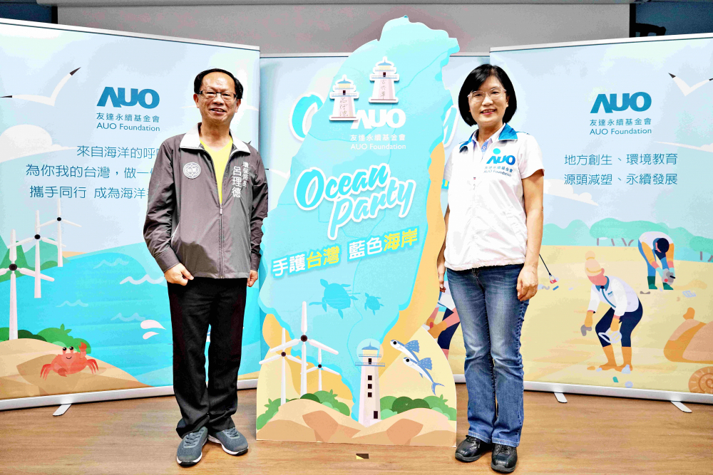 友達光電永續長古秀華（右）與桃園市環保局局長呂理德（左）進行海岸線認養儀式，簽署於象徵藍色宣言的海岸永續燈塔上，承諾以實際行動與環境教育方式，投入桃園海岸線守護行列