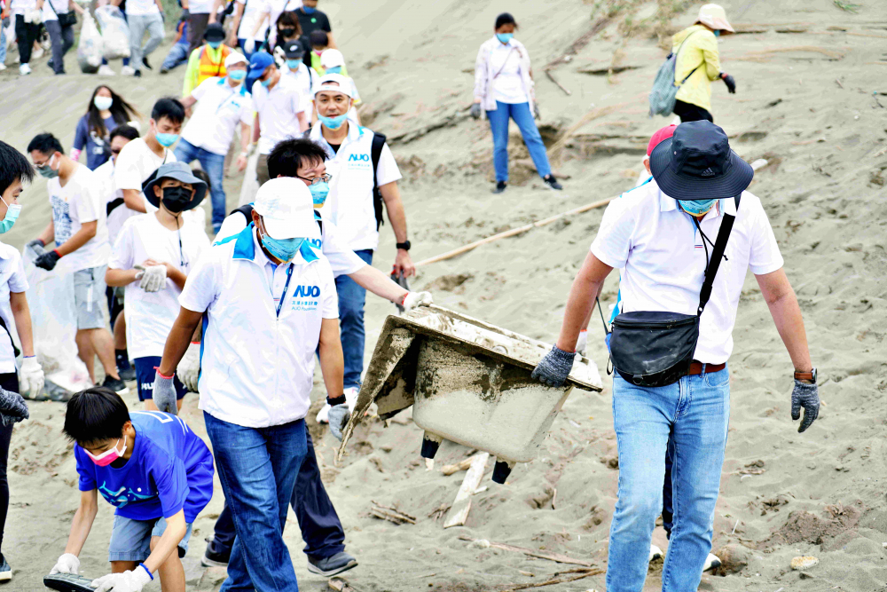 友達永續基金會2022 Ocean Party活動，與桃園市政府環保局、海湧工作室、觀音樹林里社區多方合作，一同手護台灣藍色海岸