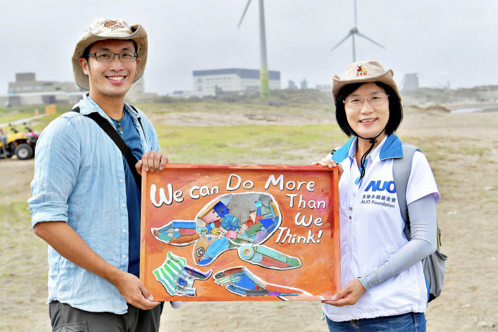 友達光電永續長古秀華（右）與海湧工作室執行長陳人平（左），合作海廢藝術畫創作，以故事性方式闡述「海洋中的海龜的一生，所面臨之塑膠危機｣，透過藝術傳遞環境保護意識