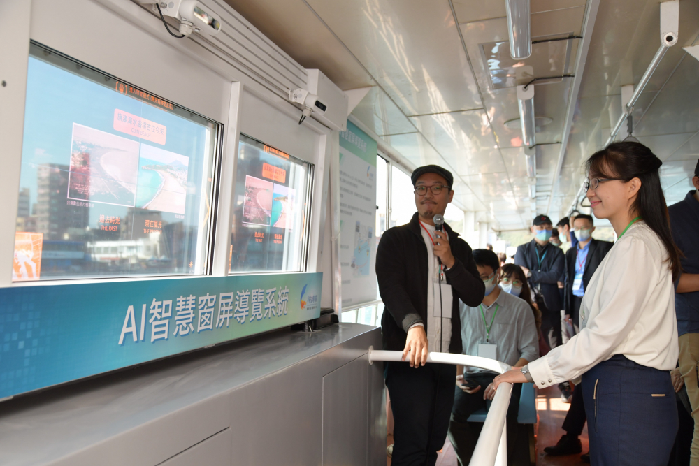 友達整合透明Micro LED智慧窗，透過景物GPS座標定位追蹤乘客視線，可即時在智慧窗提供正確的導覽資訊