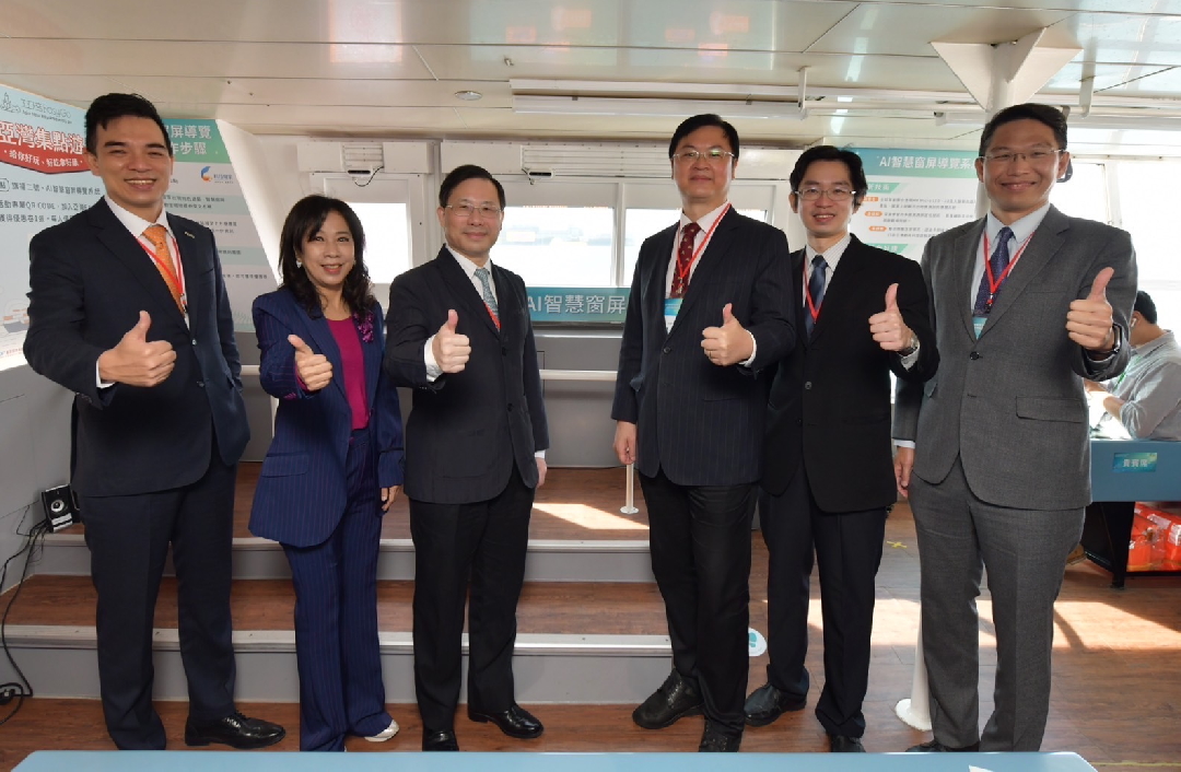 由經濟部技術處指導推動，透過友達光電、工業技術研究院與船舶中心三方合作，於高雄亞灣智慧渡輪率先導入最新Micro LED透明顯示器屏今(22)日啟用(左起友達光電營運長暨總經理柯富仁、高輪公司董事長黃淑美、經濟部次長林全能、高雄市副市長羅達生、經濟部技術處科長張能凱、工研院電光系統所副所長李正中)