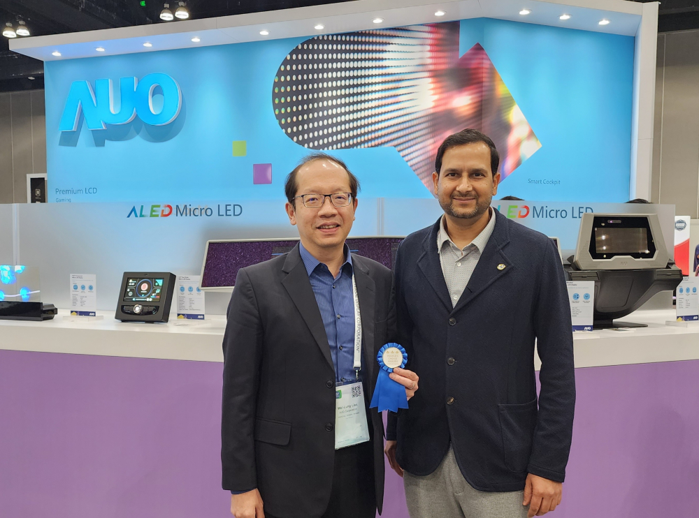 友達光電於2023 SID顯示週，由SID國際資訊顯示學會評選頒發「最佳中型展位獎」。左為友達光電技術長廖唯倫。