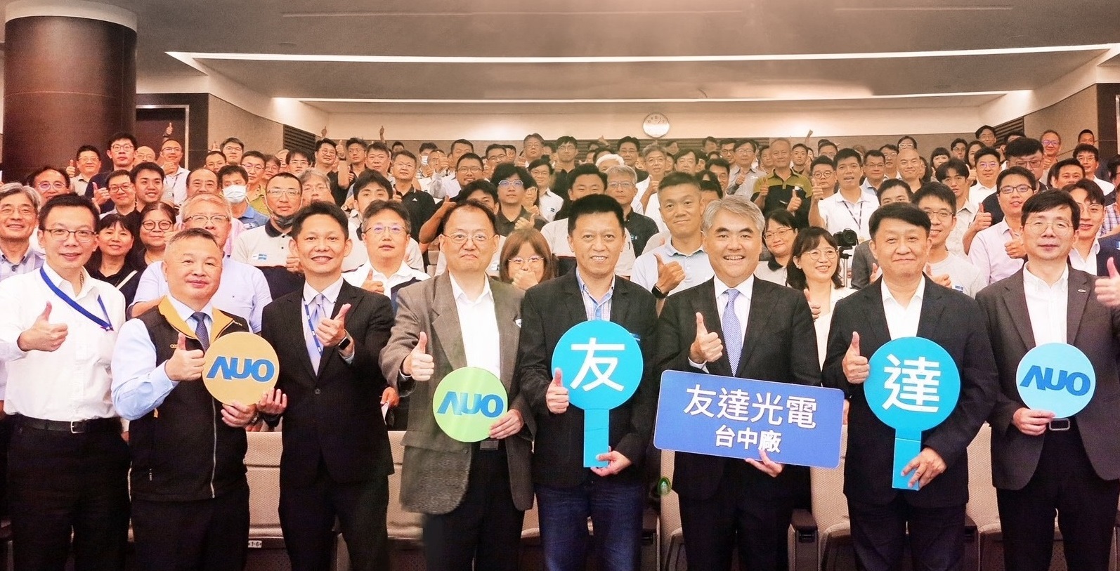 友達以太陽能解決方案領航者，跨足建築領域，4日在台中廠區舉辦「光電建築一體化研討會」，邀請產業先驅共同推動綠化，打造新一代智慧綠建築。