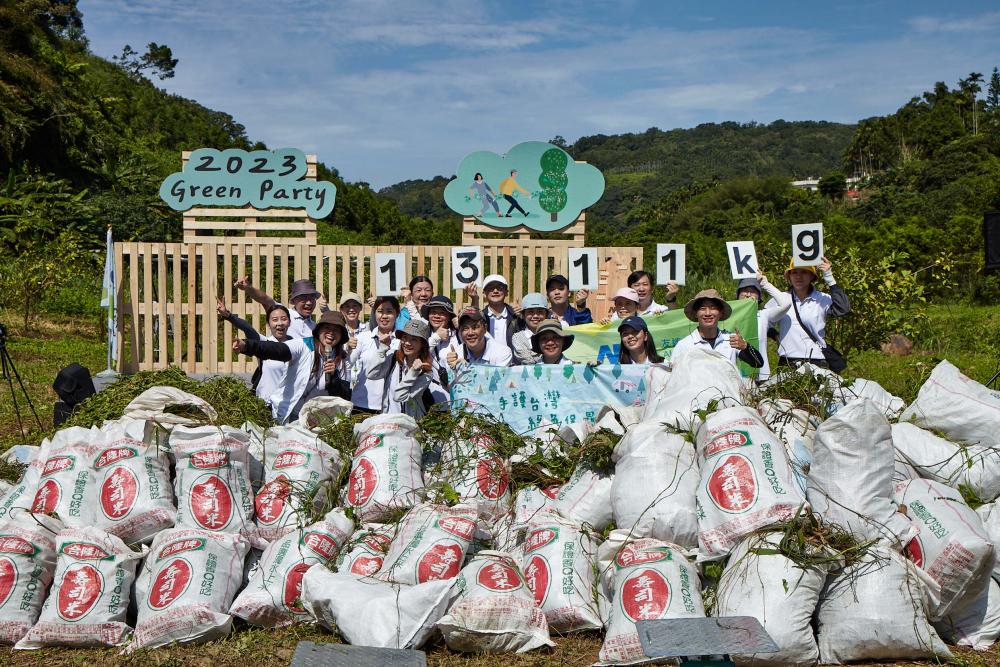 友達集結超過200位志工，攜手移除高達1311公斤的外來入侵種「小花蔓澤蘭」