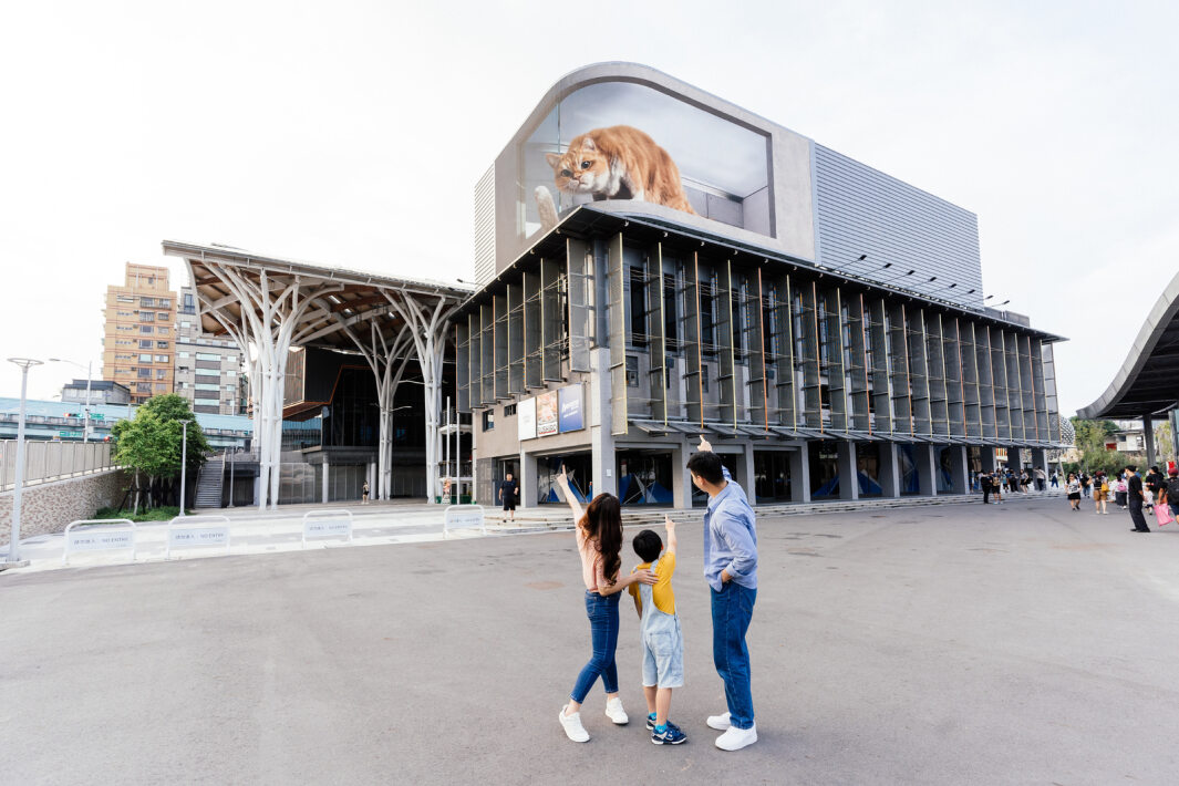 友達打造全台最大戶外裸視3D LED弧形螢幕，將超立體的軟萌胖橘貓動畫活躍於頂樓外牆