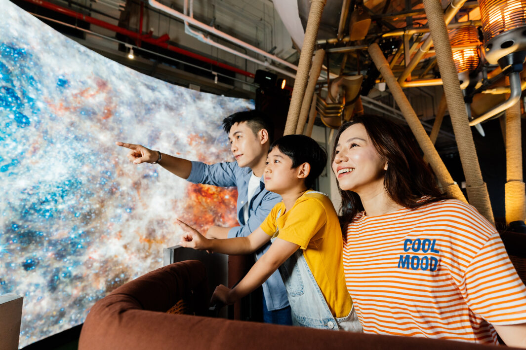 友達打造全台最大寬6公尺、高4公尺、唯一搭載LED弧形拼接顯示屏的動感飛行船，讓乘客駐足在熱氣球上，享受身歷其境的偽出國旅遊樂趣