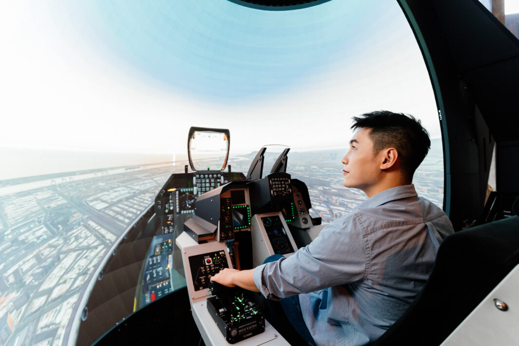 友達以P1.25小間距打造球形LED模擬艙，搭配智崴的精密六軸動態座椅，結合友達專業影像調校技術，呈現擬真模擬飛行場景