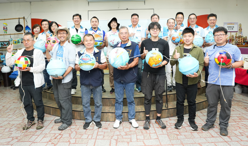 友達光電暨友達永續基金會董事長彭双浪與農業部林業及自然保育署新竹分署夏分署長、供應商夥伴、在地鄰里協會、社企團體，以循環再生的海廢浮球倡議從源頭減廢，為地球移除塑膠垃圾，共同「手」護台灣美麗海岸