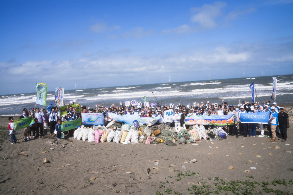 友達永續基金會召集企業志工、產官學和供應商夥伴，在苗栗後龍外埔魚港1340保安林海岸淨攤，齊心協力清除1.2公噸海洋廢棄物，以行動實踐對環境友善的承諾