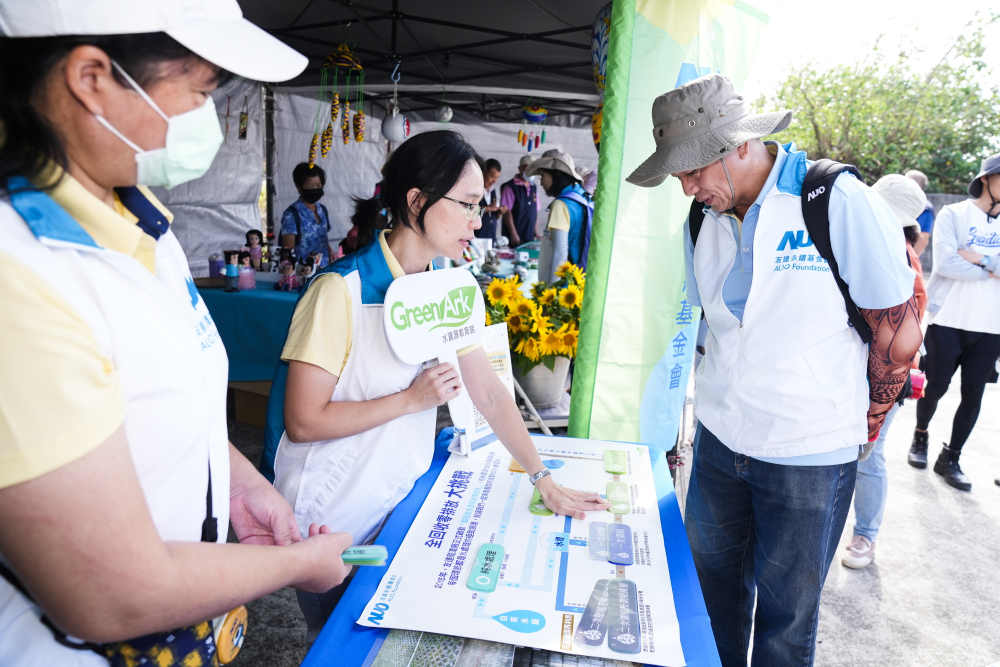 2023年友達永續基金會Ocean Party活動攜手社會企業及地方創生團體，策展食衣行等循環再生環教市集，及電動巴士接駁等低碳活動設計，打造減塑低碳的永續淨灘活動