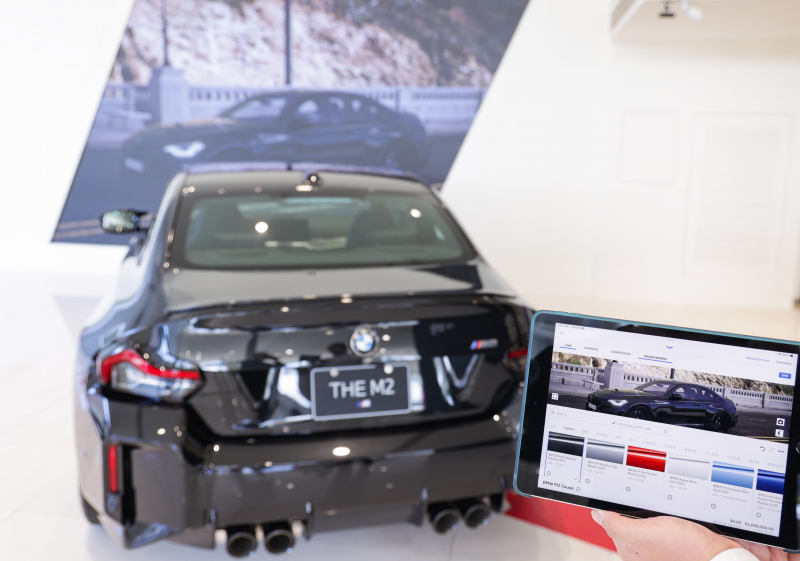 賞車介面即時投放到LED牆上，顧客可即時更換車輛內裝、零件選配與車款配色，提供近乎與實車等比例的沉浸式無死角虛擬賞車體驗