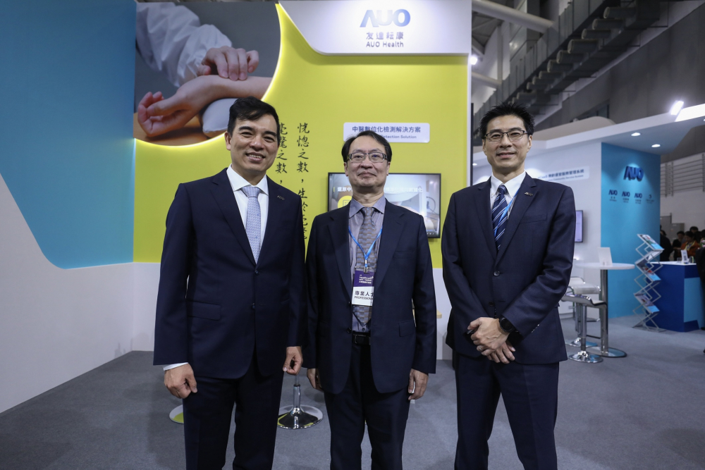首次於醫療科技展亮相的友達耘康，捐贈數位化檢測設備與研究經費，協助衛福部國家中醫藥研究所打造中醫大數據資料庫。圖由左至右為友達光電執行長暨總經理柯富仁、衛福部國家中醫藥研究所所長蘇奕彰、友達光電智慧醫療事業群總經理廖世宏