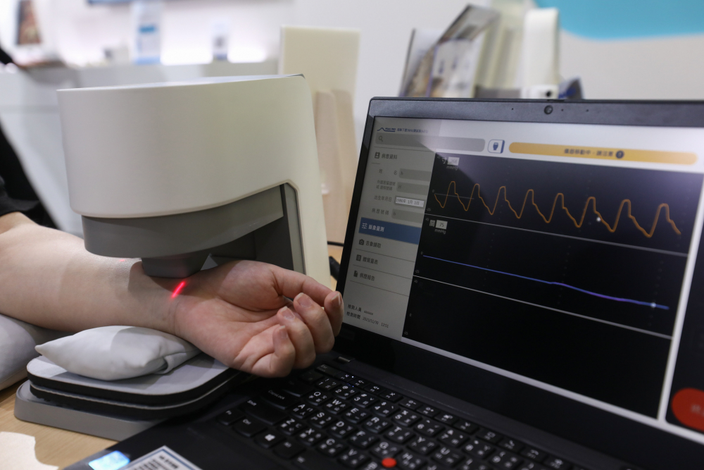 友達耘康脈象檢測系統透過電腦精準控制升降系統，還原中醫師三指把脈過程的舉、按、尋手法，將脈象感受轉化成數據，未來可結合大數據分析，實現智慧醫療及準確性