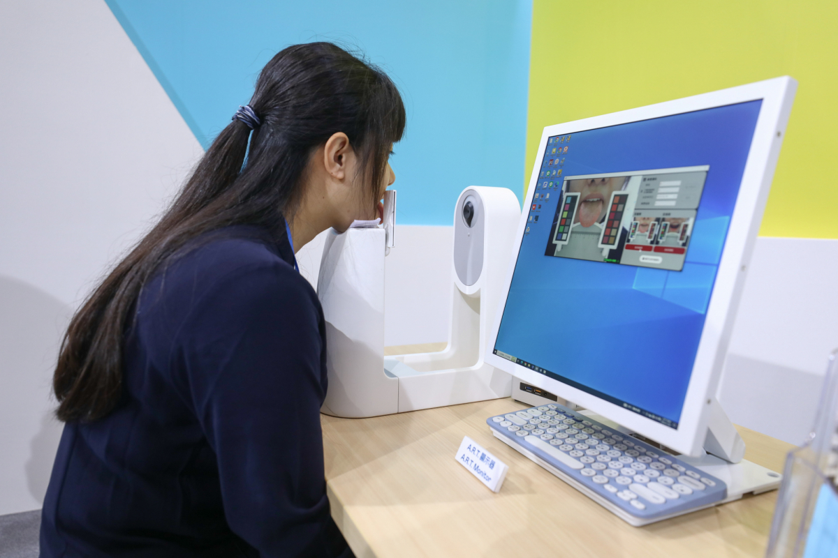 友達耘康延伸友達卓越的感測技術及色彩管理專長，研發出舌象擷取系統，可提供數據化、影像化的檢測結果，輔助醫師與專業醫事人員做為臨床研究、檢測結果評估與檢測紀錄的留存