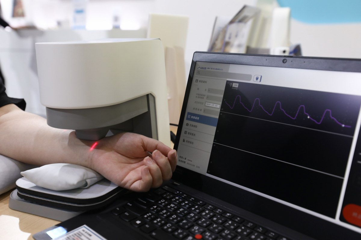 友達耘康脈象檢測系統透過電腦精準控制升降系統，還原中醫師三指把脈過程的舉、按、尋手法，將脈象感受轉化成數據，實現智慧醫療及準確性
