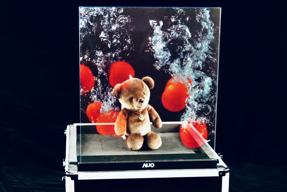 友達以次世代Micro LED顯示技術打造之透明顯示器，具備高穿透、低繞射、高亮度、可拼接之特性，可廣泛應用於智慧移動、零售、育樂和醫療等多元場域