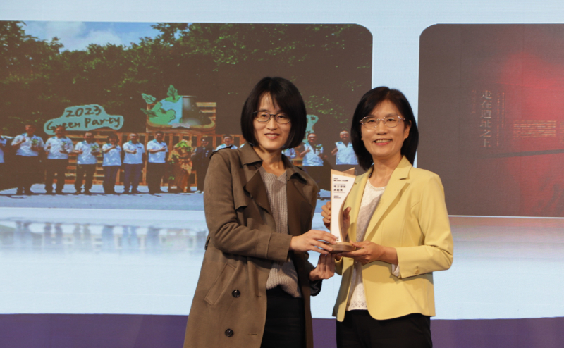 友達保存「西大墩窯遺址」且推廣在地文史教育不遺餘力，今（6）日獲頒「人文企業獎」地方發展獎之最高榮譽典範獎。由文化部陳文婷簡任視察（左）頒獎，友達永續長古秀華（右）代表受獎