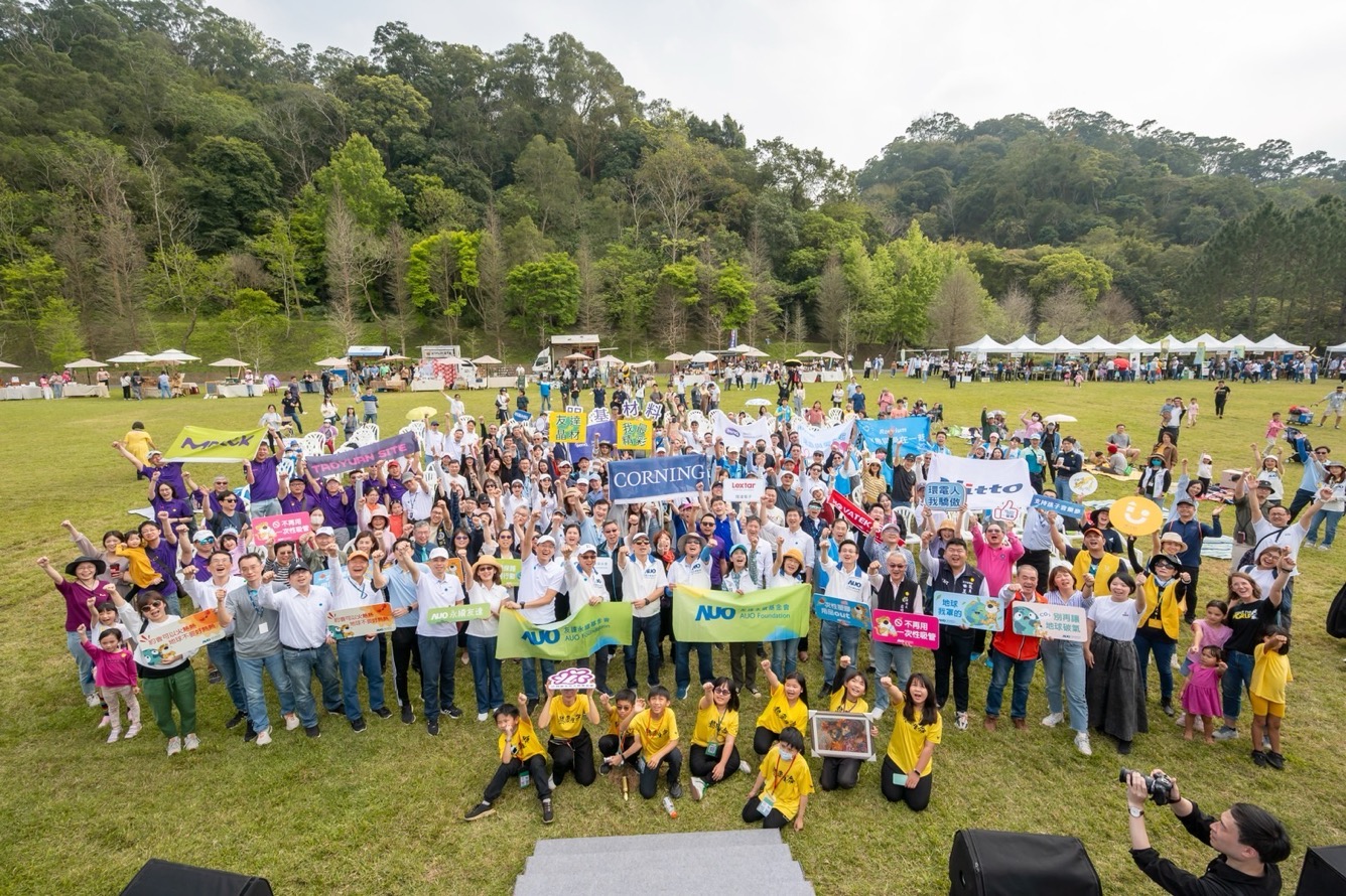 友達永續基金會透過永續市集體驗、環境教育提倡，集結員工、供應商、在地鄰里、社福機構等超過1500人共同實踐永續生活