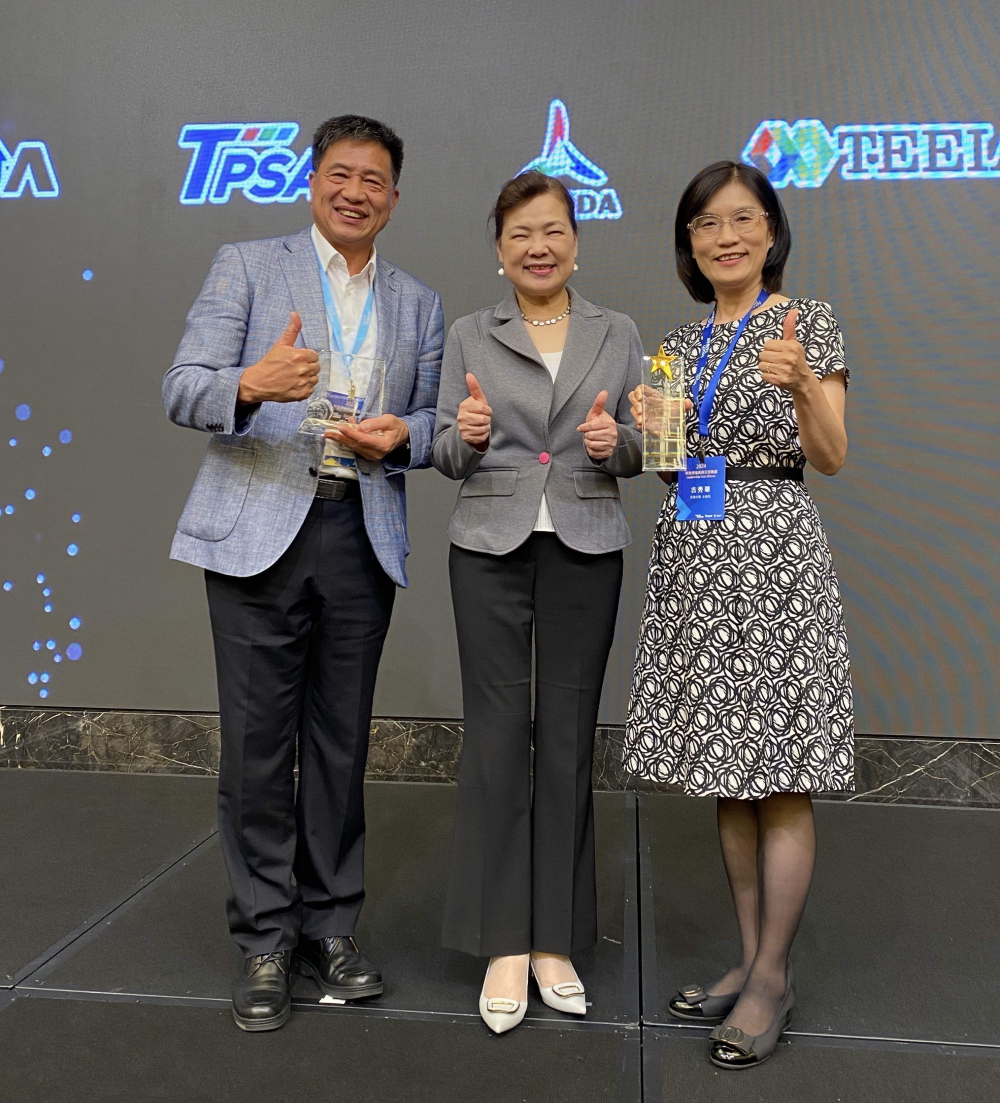 友達致力推動永續發展，於Touch Taiwan2024以3R策略貫穿Display、ESG展位實現綠色展覽目標之成果，Display展位獲綠色裝潢設計鑽質獎最高榮譽，ESG同獲金質獎殊榮。由經濟部長王美花（中）親自頒予友達光電董事長彭双浪（左）、友達光電永續長古秀華（右）