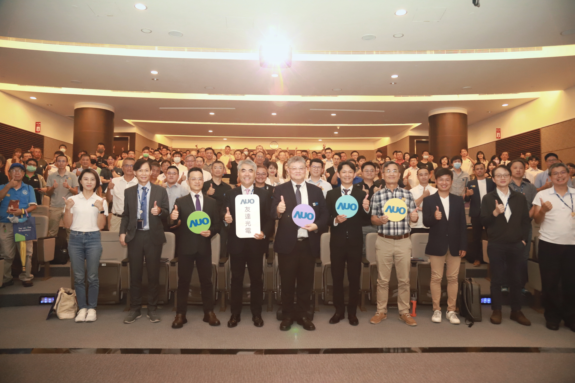 友達光電邀請領域專家共研再生能源發展、電力需求及建築物減碳等議題進行交流，盼共擘綠色永續生態圈的嶄新契機。