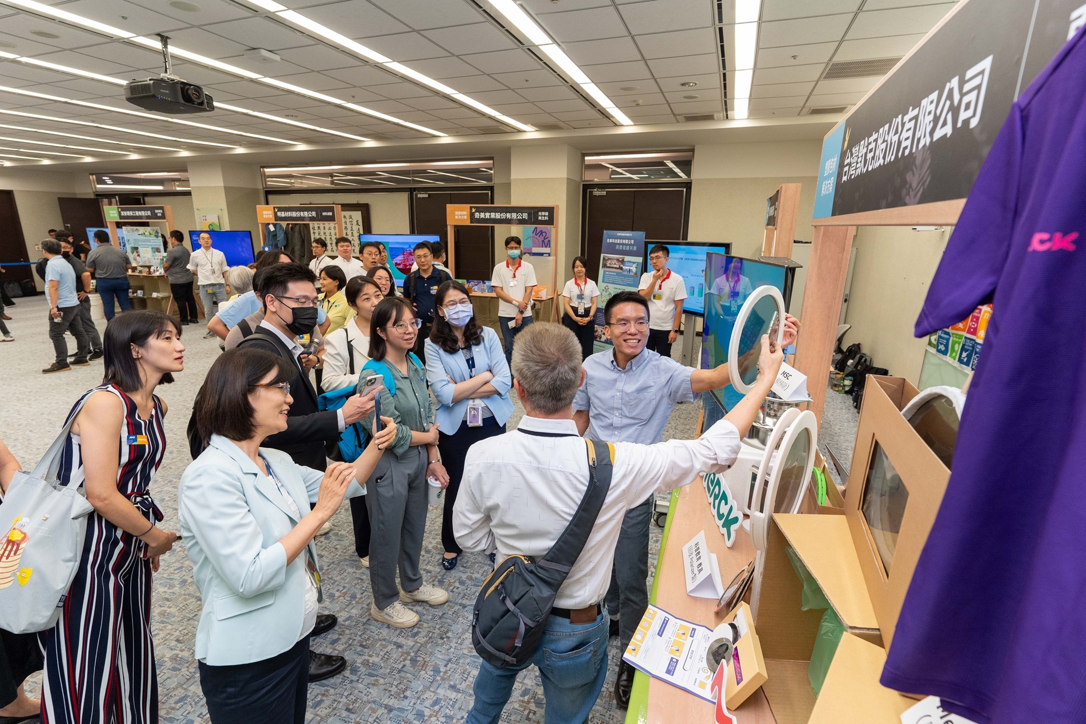 OD体育连手产业伙伴策划首届生态圈联展，展示如何将废塑料循环再利用，创新解决方案包括：塑料包材再生与循环使用、再生塑料研发及应用、废塑料回收再生技术、减塑生活提案等