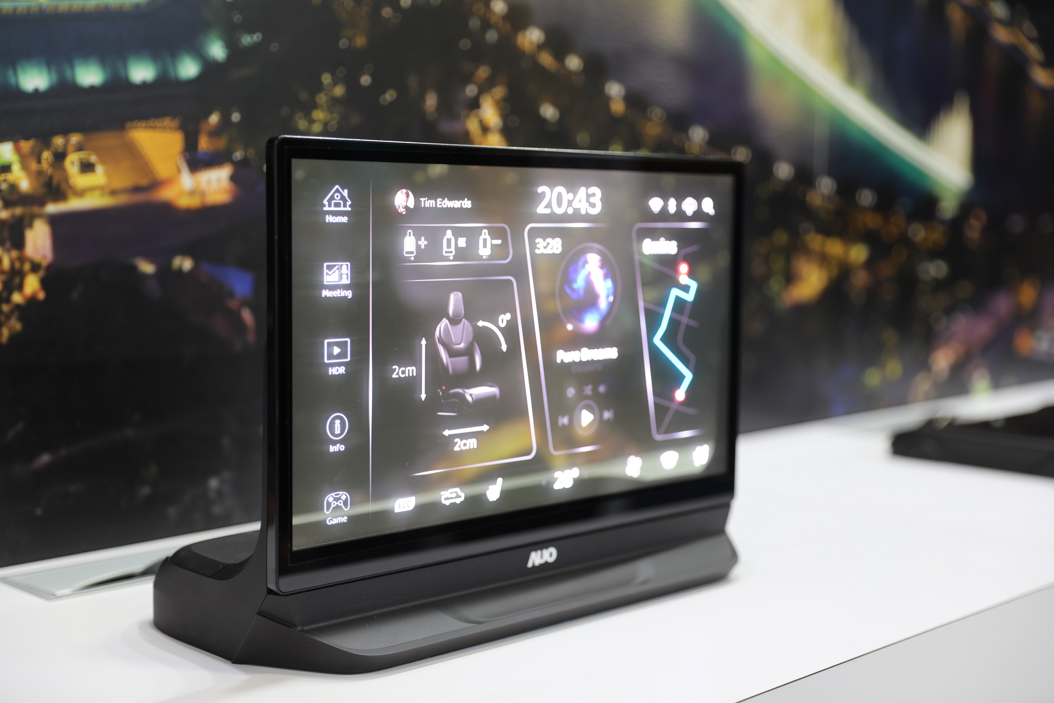 友達將Micro LED透明顯示技術整合黑切換技術的解決方案，釋放強大的技術自主開發能力，跨越室內外應用界限，開創業界第一台17.3吋快速黑切換透明觸控Micro LED顯示器