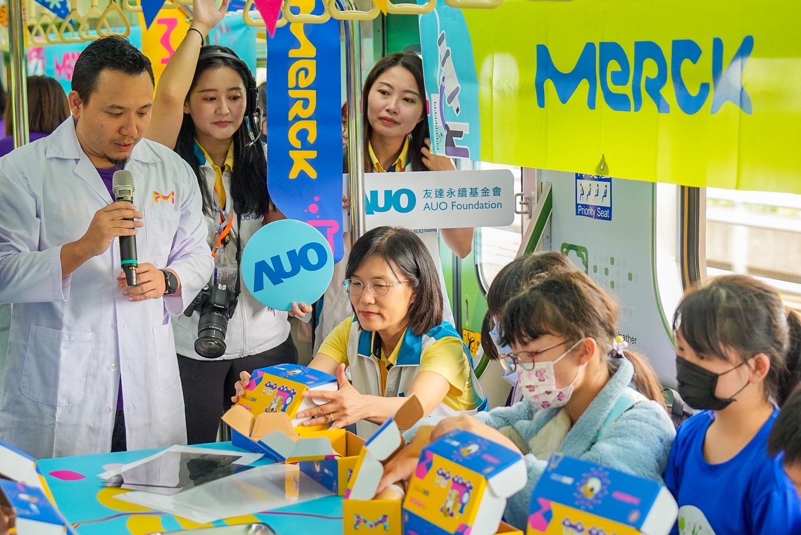 友達以光電、再生能源、水資源三大核心，設計「再生能源和循環經濟」多元永續教育主題，並攜手供應鏈夥伴默克開發創意科學教材及實作體驗，期讓永續素養透過科學探索向下扎根