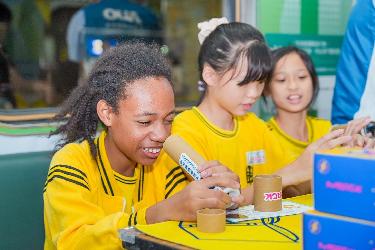 友達與默克分別回收不再使用的偏光片及液晶顯示模組，設計光電課程「玩轉光與闇」，讓學生們親手製作偏光萬花筒與簡易液晶顯示器，實踐循環再生的永續理念