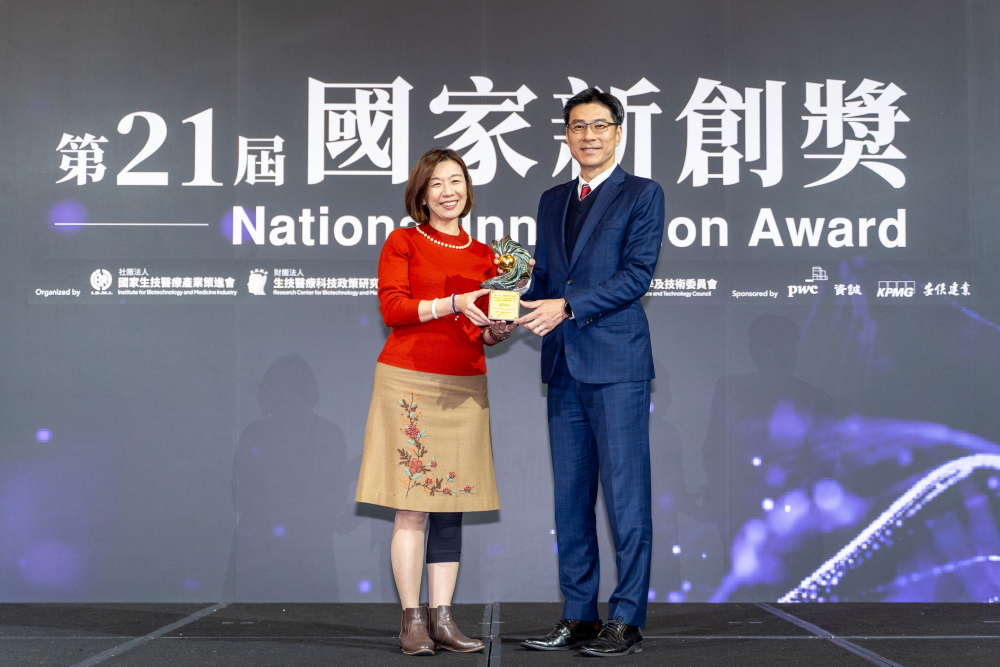 友達旗下子公司友達耘康與達擎分別以「中醫數位化檢測解決方案」及「寬視角3D醫療顯示器」獲得第二十一屆國家新創獎「智慧醫療與健康科技」類別的「企業新創獎」與「國家新創精進獎」兩項殊榮。圖左為衛生福利部政務次長林靜儀、圖右為友達光電智慧醫療事業群總經理廖世宏