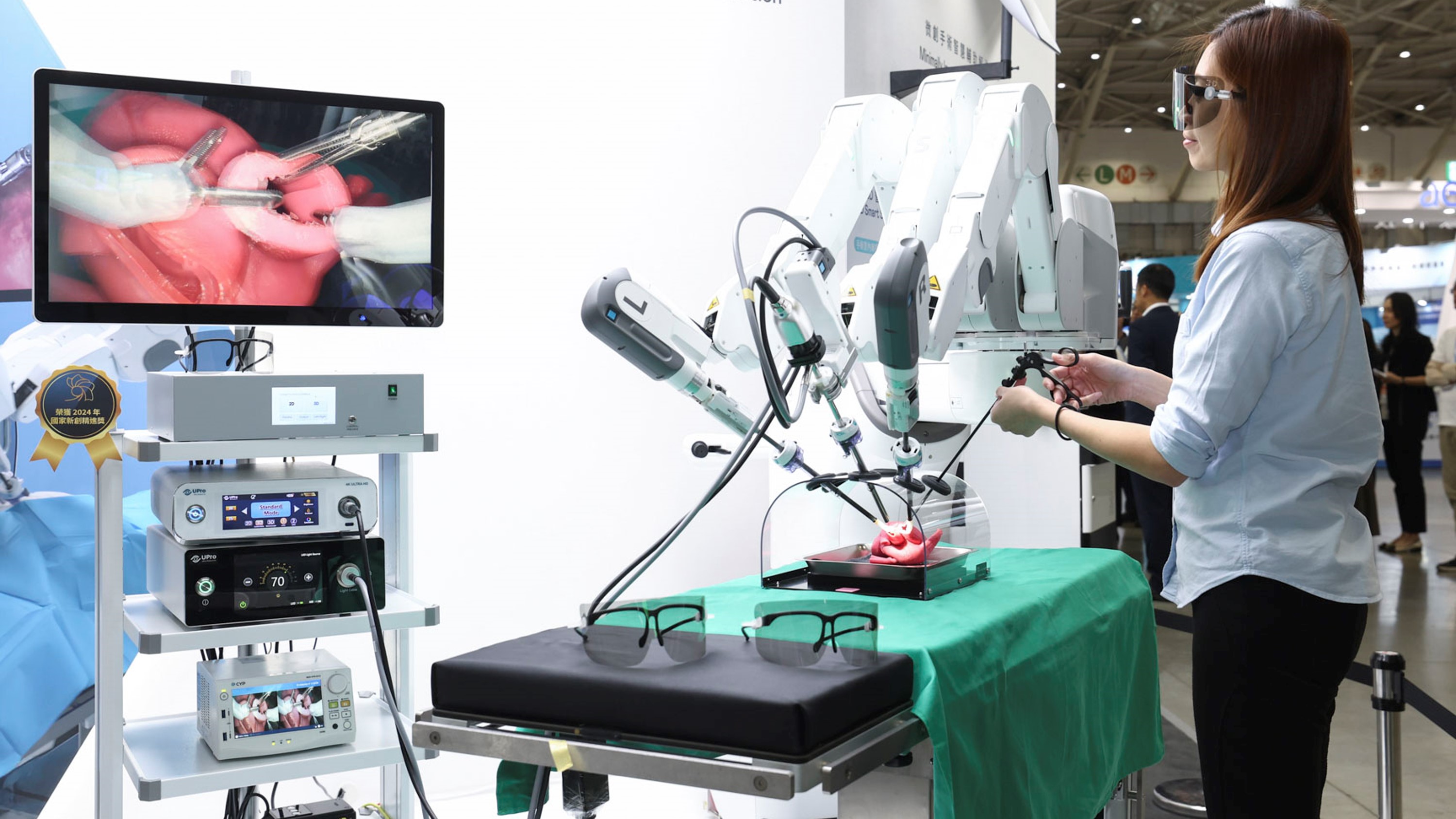 達擎寬視角3D醫療顯示器可應用於機器人手術即時3D解決方案，提供醫療團隊即時、同步的3D手術影像，提升溝通效率與手術安全性