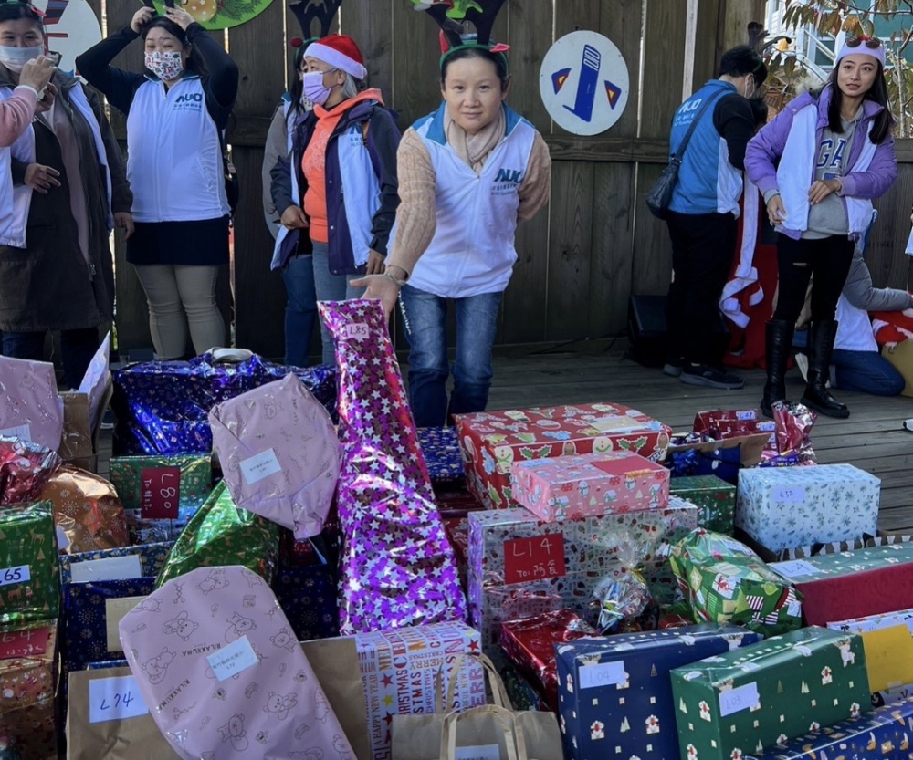 友達永續基金會「圓夢列車」年年迴響熱烈，認捐同仁精心挑選禮物、巧手包裝，整理成隊後，將祝福一一打包送出