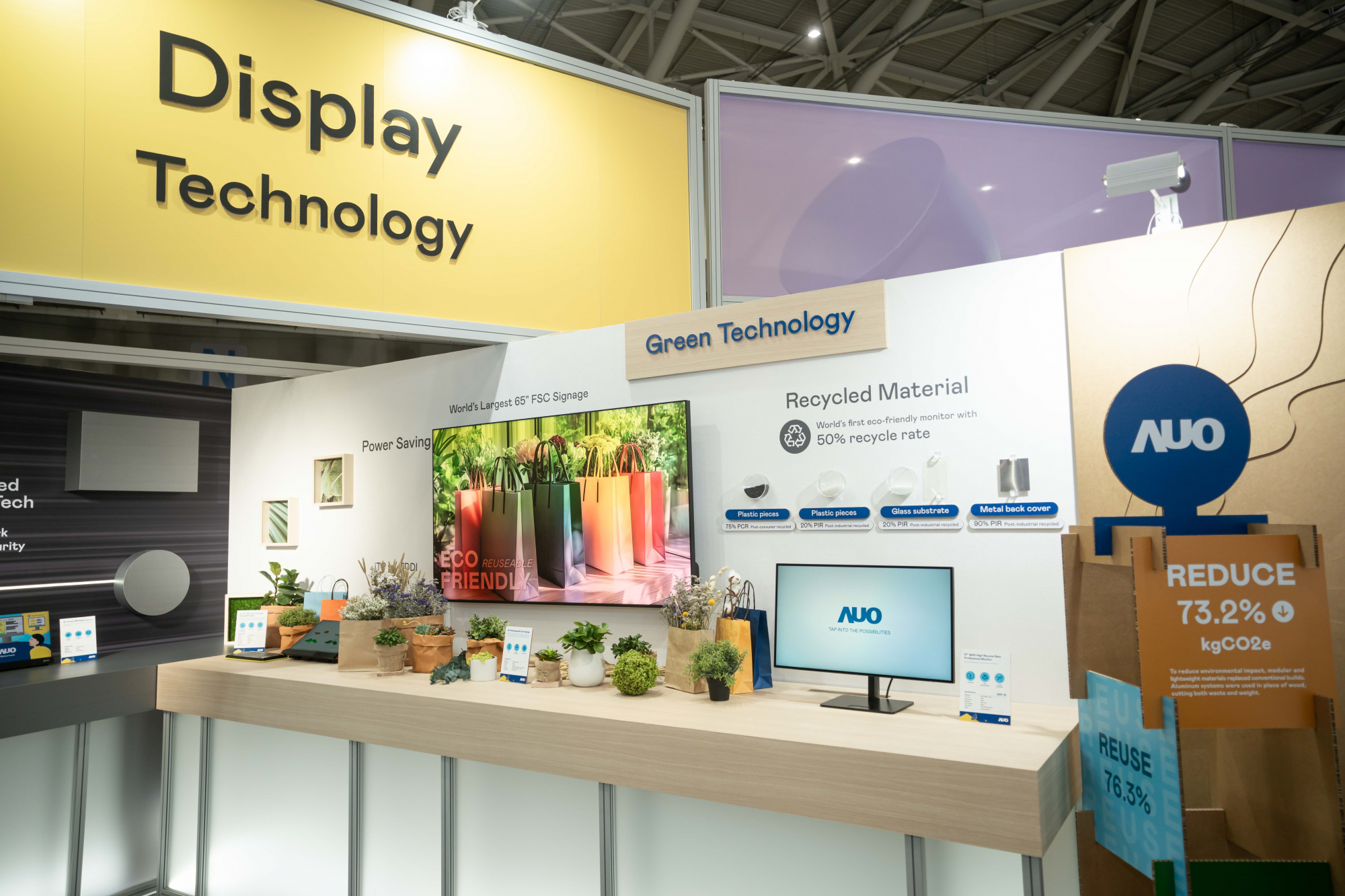 友達Touch Taiwan 2025雙展位再度獲etouch 綠色裝潢設計獎肯定；智慧顯示展位以鋁製模組系統取代傳統木作施作，並在相關裝潢物與設計使用可回收、可重複使用的材料，體現低碳與循環精神。