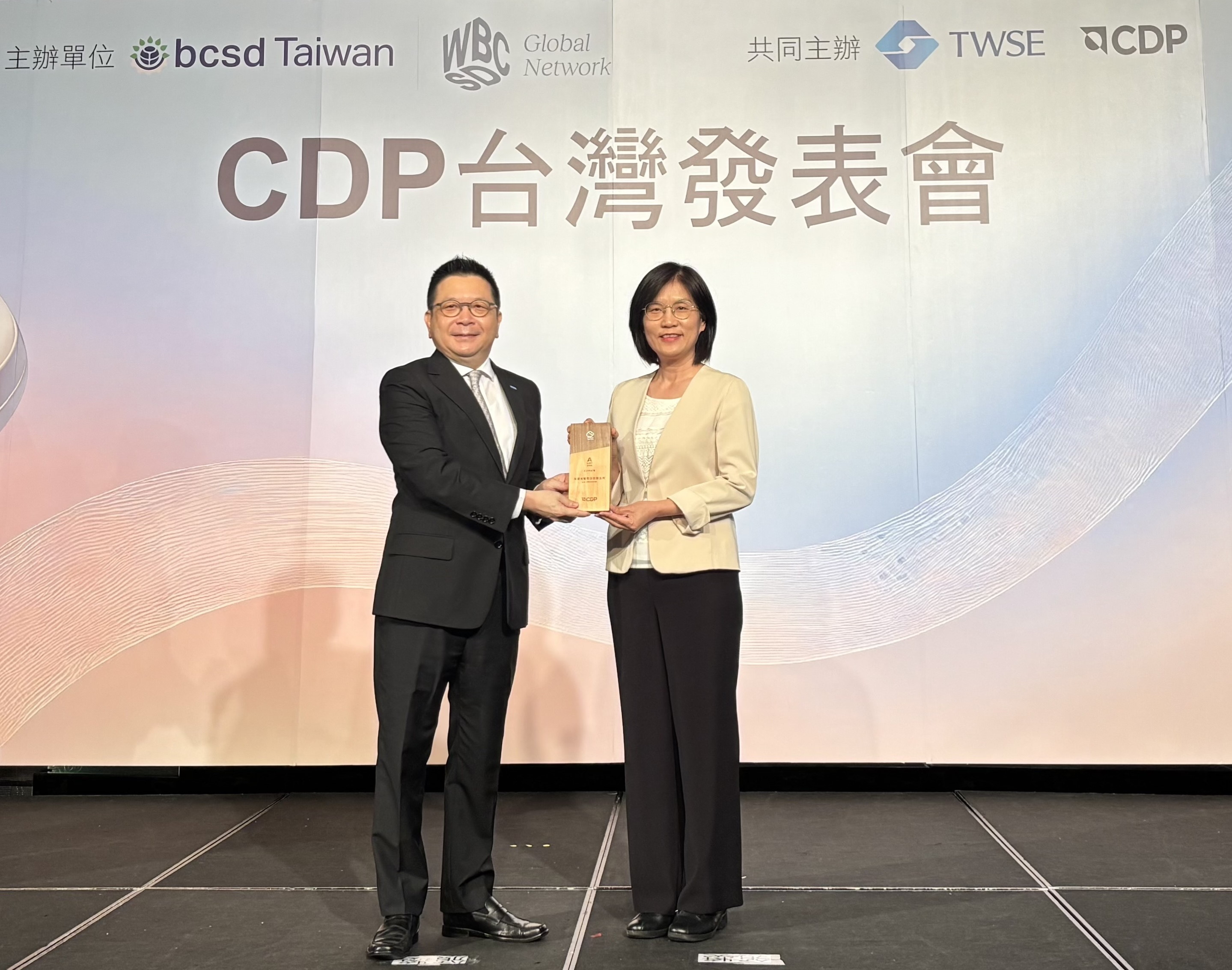 友達永續成果再獲國際評比肯定，獲頒CDP氣候與水資源雙項領導力評級。今由臺灣證券交易所董事長林修銘（左）頒獎，友達光電永續長古秀華（右）代表受獎