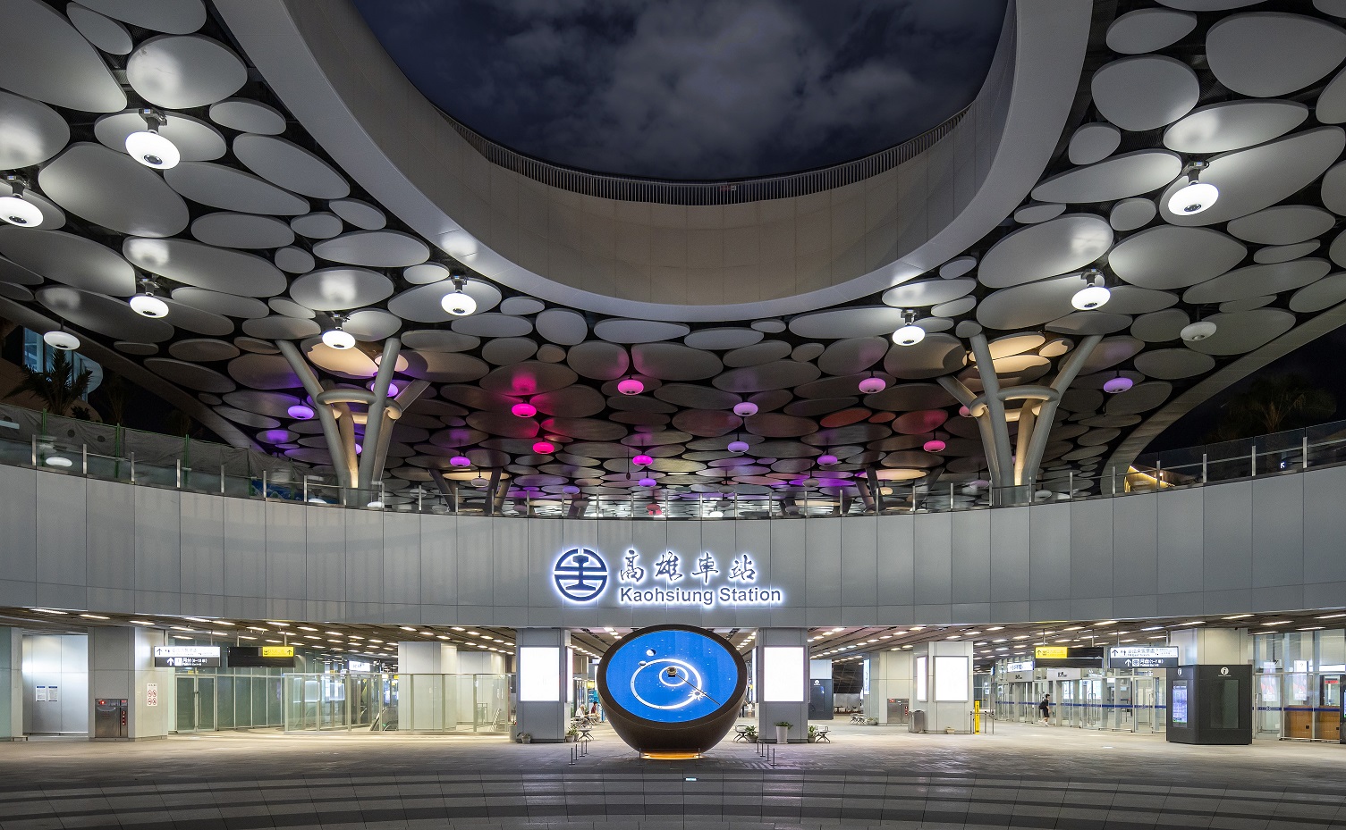 創利空間參與《高雄車站共感空間》公共藝術計畫，擔任視覺科技整合夥伴。於「看時間」天文鐘作品中提供技術指導，整合圓形LED鐘面與鐘體結構，在時間、天象星盤與空間氛圍間生動展演