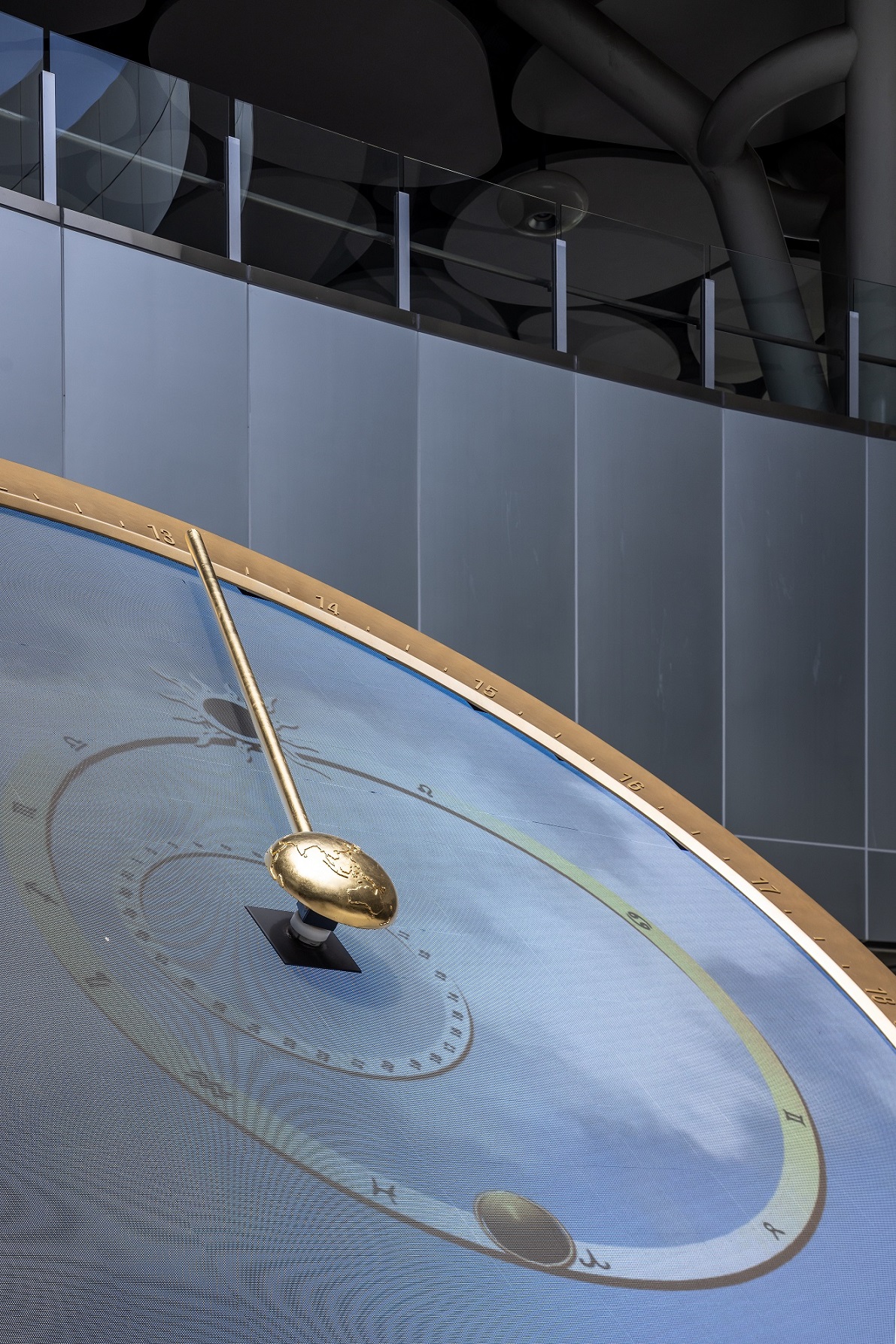 創利空間參與《高雄車站共感空間》公共藝術計畫，擔任視覺科技整合夥伴。於「看時間」天文鐘作品中提供技術指導，整合圓形LED鐘面與鐘體結構，在時間、天象星盤與空間氛圍間生動展演