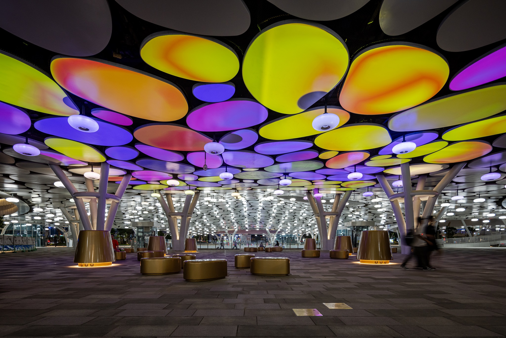 於「染色彩」作品中，創利空間協助藝術團隊將高雄車站天棚2700片鋁製雲朵染上繽紛色彩，從設備設定、光影軟體串接到現場調校，確保光線準確落在雲朵表面，展現層次與意境