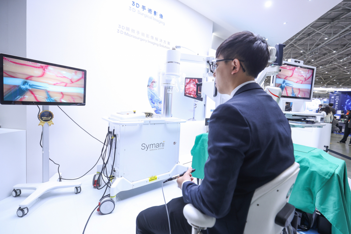 达擎推出〝3D显微手术影像解决方案〞，将3D影像技术从腹腔内视镜手术延伸至神经、血管、淋巴等高难度显微手术，提供超清晰立体视野，协助医疗团队在复杂手术中完成精准细腻操作。