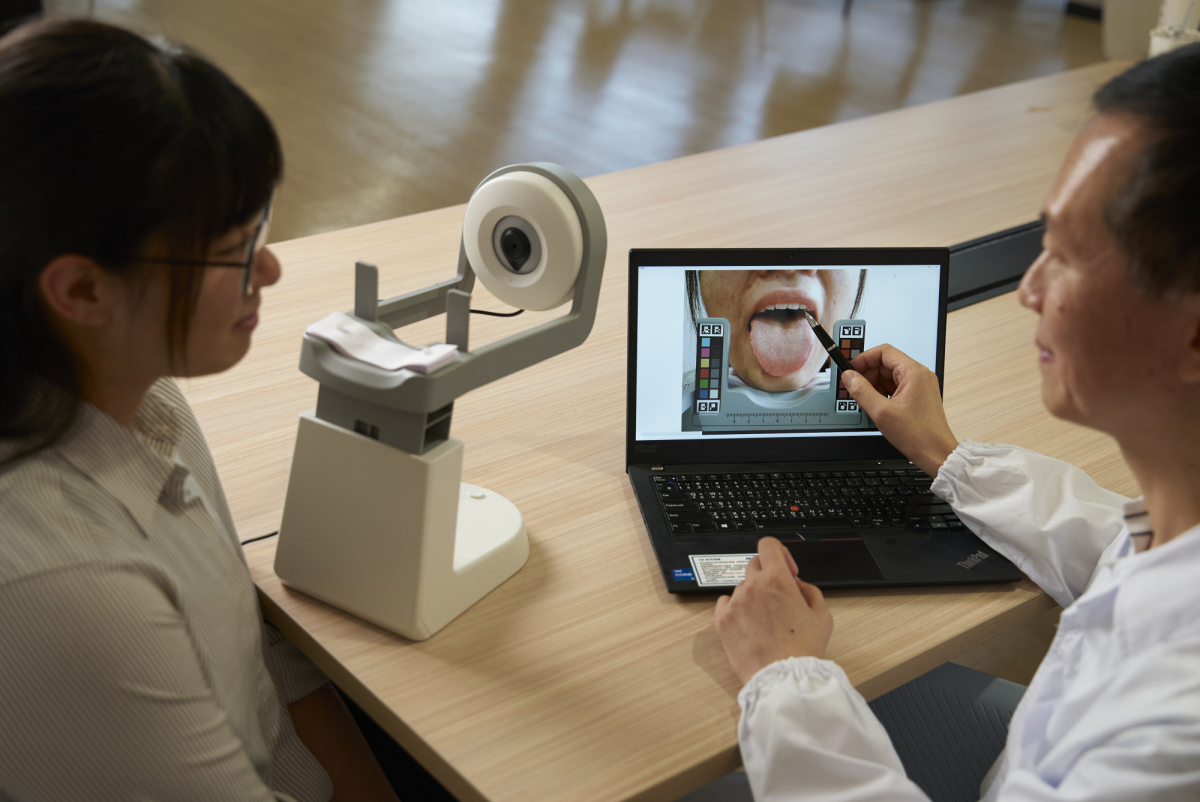 友達耘康的「舌象辨識軟體」則運用AI與大數據技術，可快速辨識舌色、舌形、苔色、苔質等特徵，顯著提升舌象辨識效率，優化檢測流程。